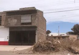 Van sobre casas abandonadas en Esperanza