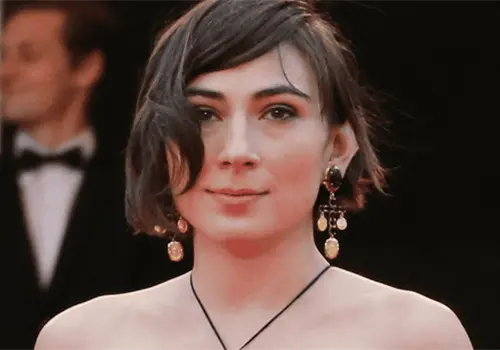 Revelan arrestos por drogas de la hija de Tommy Lee Jones antes de su fallecimiento