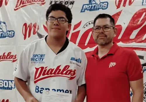 Joven cajemense firma con Diablos Rojos del M&eacute;xico