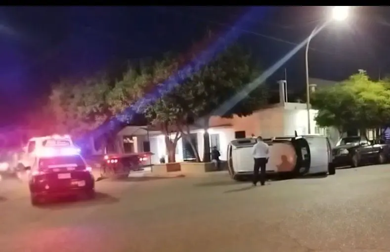 Vuelca camioneta en el Centro de Ciudad Obregón