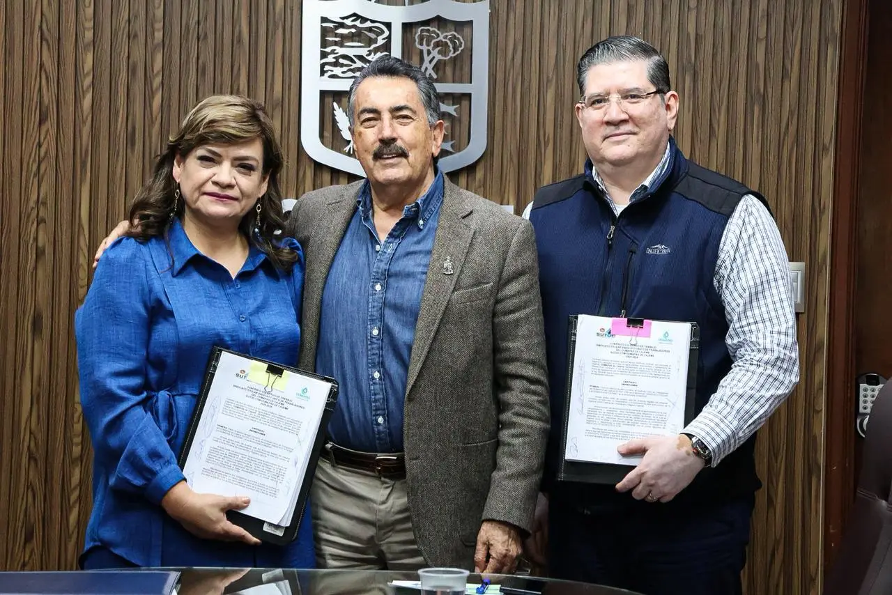 Avala Javier Lamarque firma de Contrato Colectivo entre Sutoc y Oomapasc