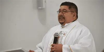 Sacerdote Filiberto Vel&aacute;zquez huye de Guerrero por amenazas del crimen organizado