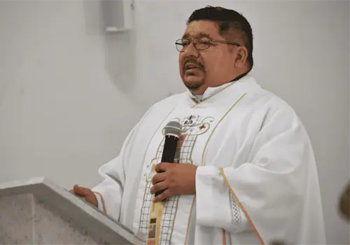 Sacerdote Filiberto Vel&aacute;zquez huye de Guerrero por amenazas del crimen organizado