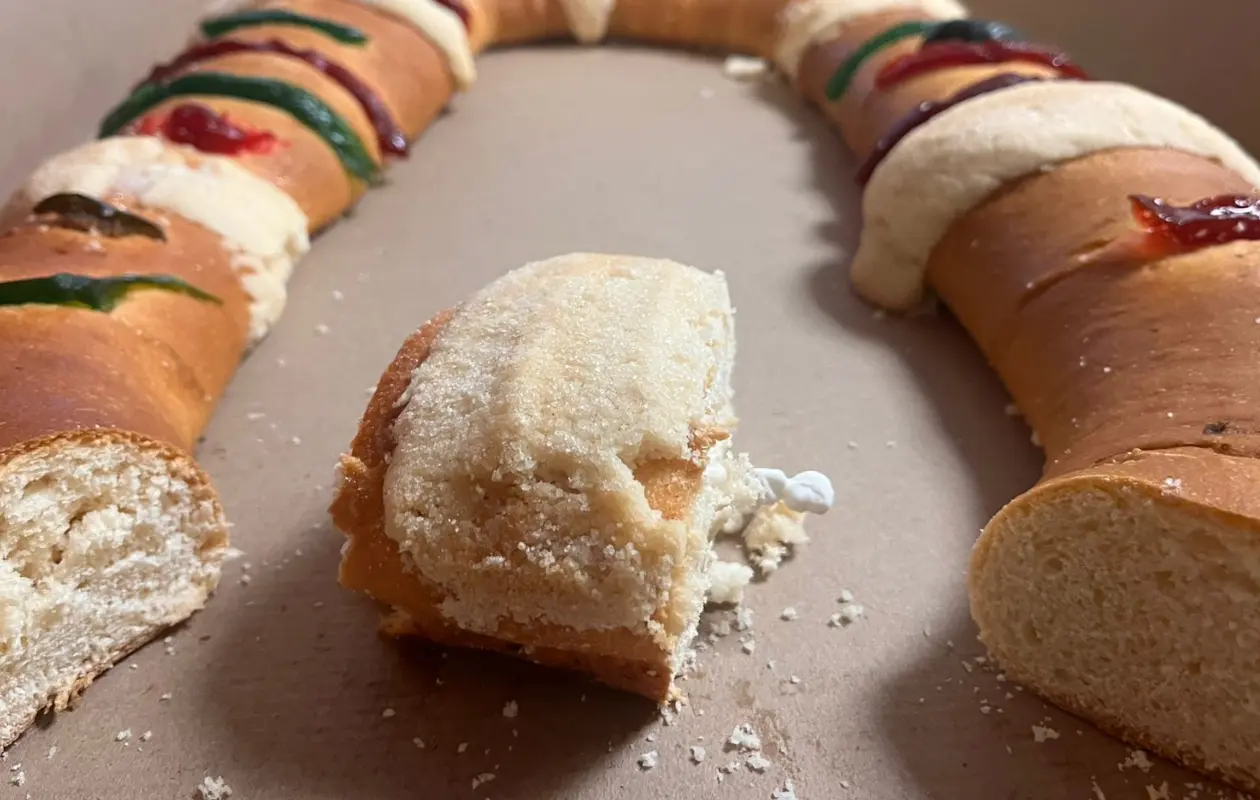 Una rebanada de 200 gramos de rosca aporta alrededor de 774 calor&iacute;as. Ojal&aacute; no hayas le&iacute;do esto demasiado tarde.