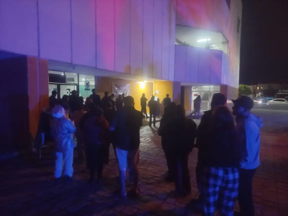 Derechohabientes hacen largas filas en UMF 1 del IMSS por medicamentos