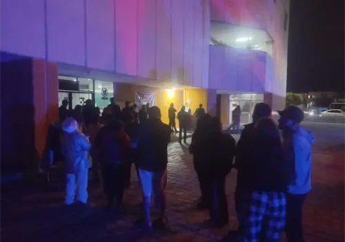 Derechohabientes hacen largas filas en UMF 1 del IMSS por medicamentos Derechohabientes hacen largas filas en UMF 1 del IMSS por medicamentos