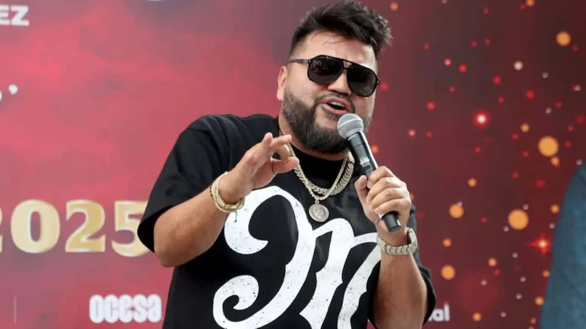 Luis Antonio L&oacute;pez Flores, conocido art&iacute;sticamente como "El Mimoso", es un cantante mexicano de m&uacute;sica regional mexicana, originario de Concordia, Sinaloa