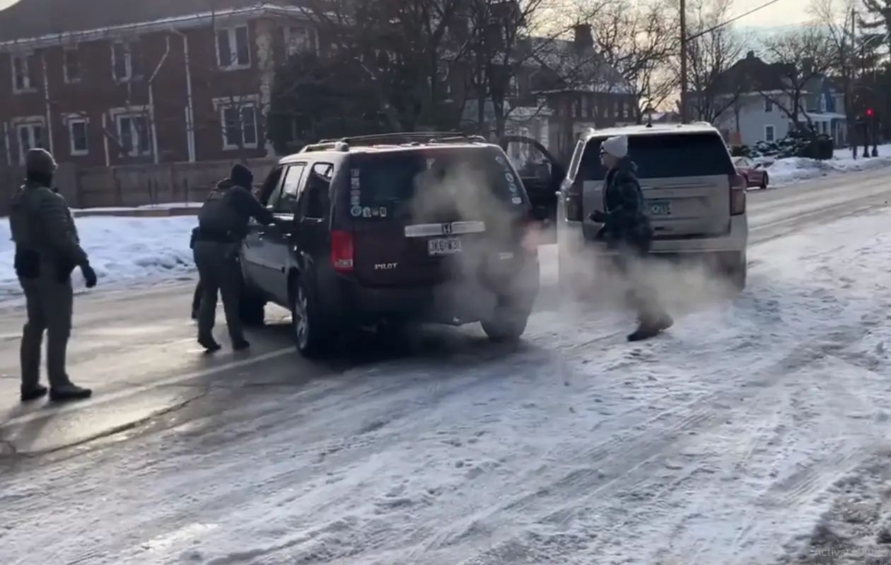 Un video que circula en redes sociales muestra el momento en el que el agente dispara directo a la mujer.