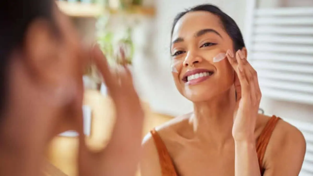 Un ingrediente natural que cada vez gana popularidad en el cuidado facial por su capacidad de hidratar, reparar y proteger la piel del rostro