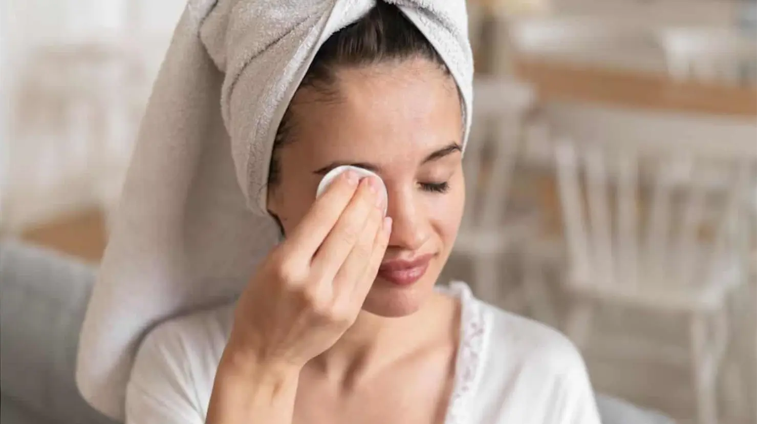 6 Errores al desmaquillarte que quizá cometes y envejecen tu piel; así puedes evitarlos