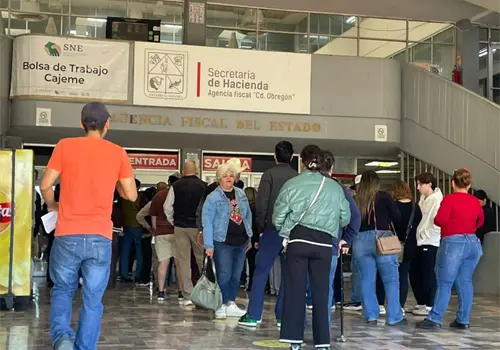 Siguen largas filas en Agencia Fiscal