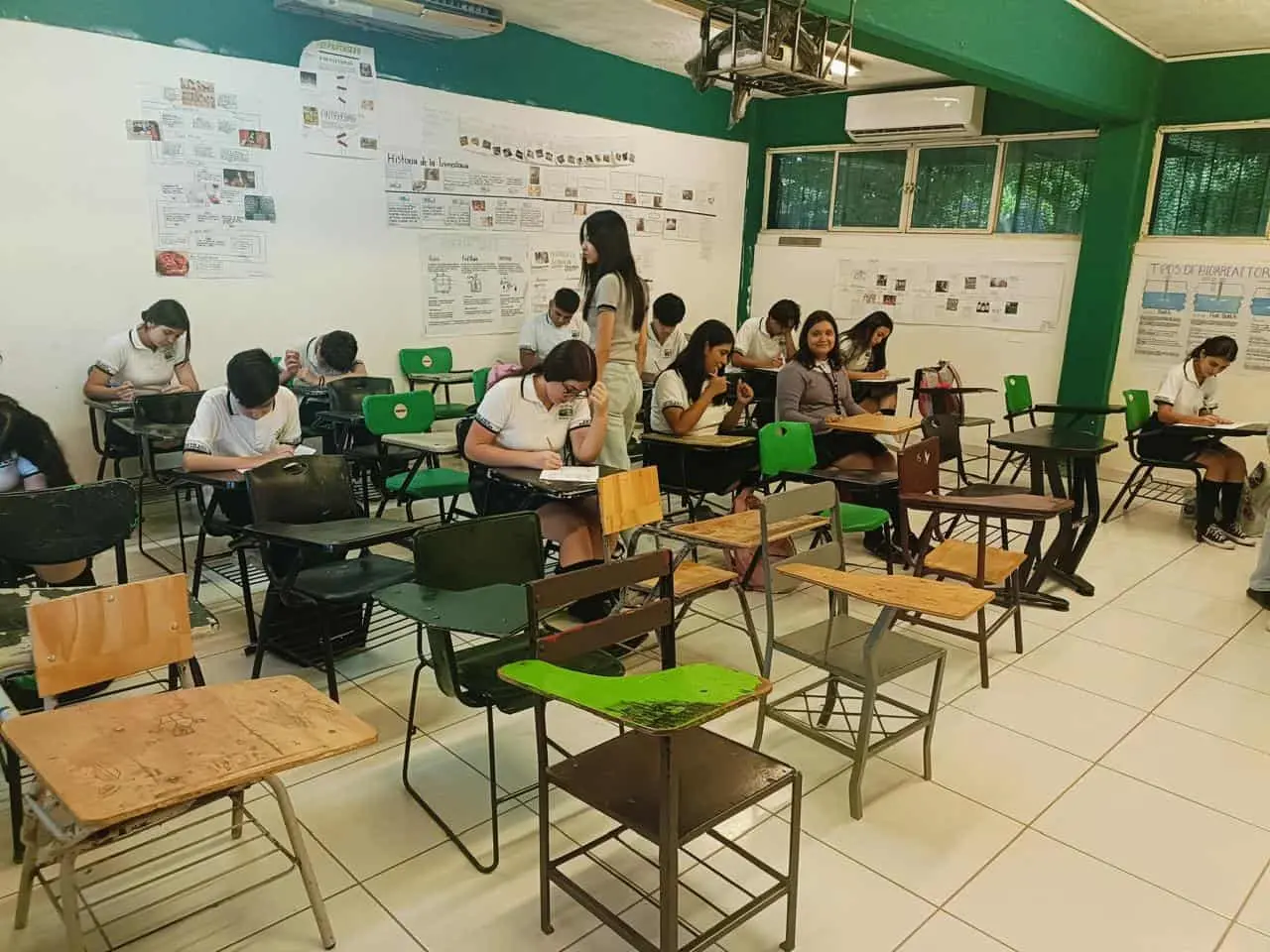 Los estudiantes tienen la capacidad de atender a los alumnos que asisten a los planteles educativos en caso que alg&uacute;n maestro no pueda por incapacidad o enfermedad