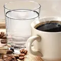 &iquest;Por qu&eacute; deber&iacute;as tomar agua antes del caf&eacute;? El h&aacute;bito que mejora su sabor y cuida tu cuerpo