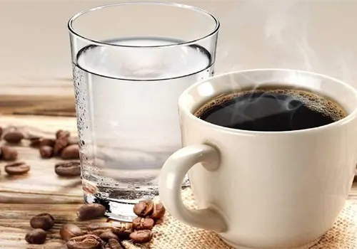 &iquest;Por qu&eacute; deber&iacute;as tomar agua antes del caf&eacute;? El h&aacute;bito que mejora su sabor y cuida tu cuerpo