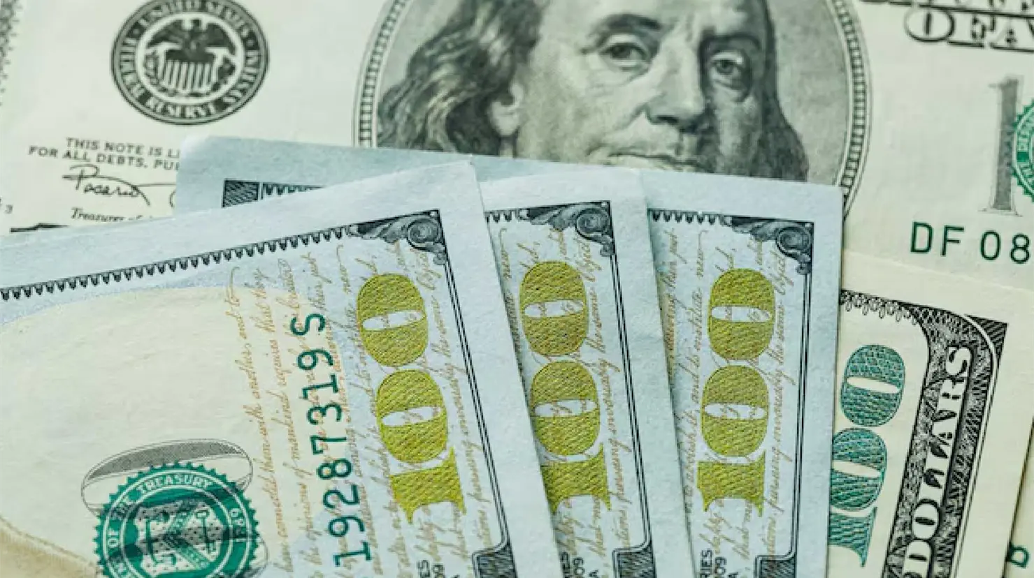 Precio del dólar hoy sábado 10 de enero: El peso cierra la semana debajo de las 18 unidades pese a ligera depreciación