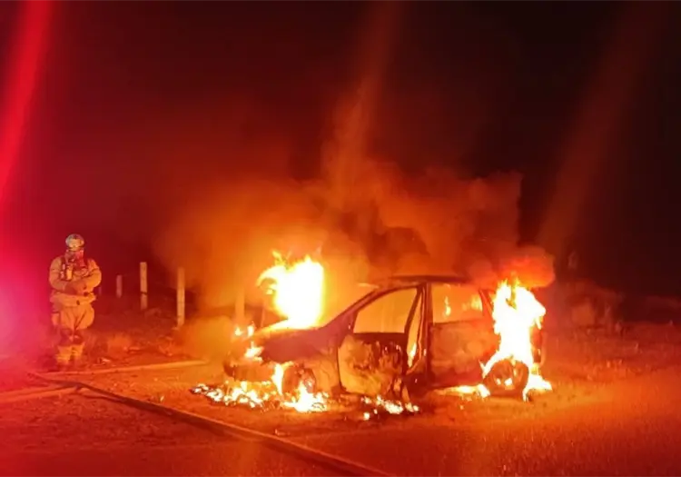 Arde veh&iacute;culo en el Valle de Empalme