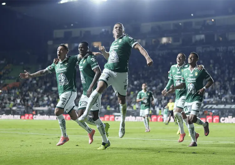 Le&oacute;n vence a Cruz Azul 2-1 y rompe racha de siete a&ntilde;os en el Nou Camp