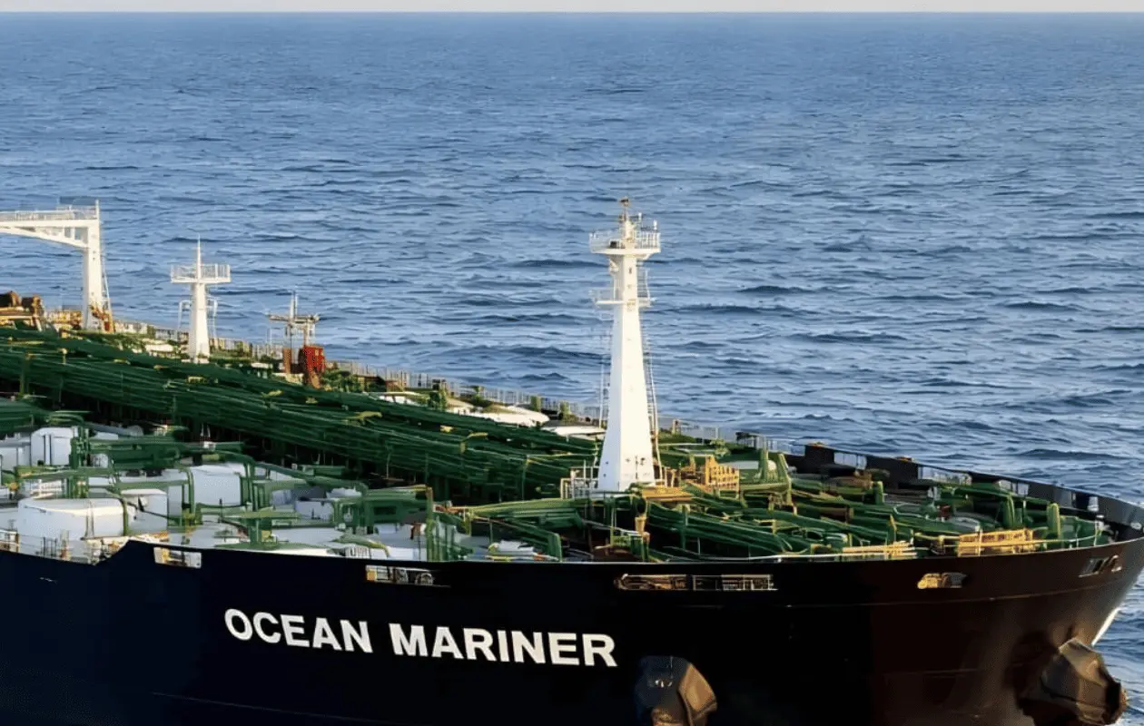 El combustible comenzó a descargarse este sábado en la refinería Ñico López.