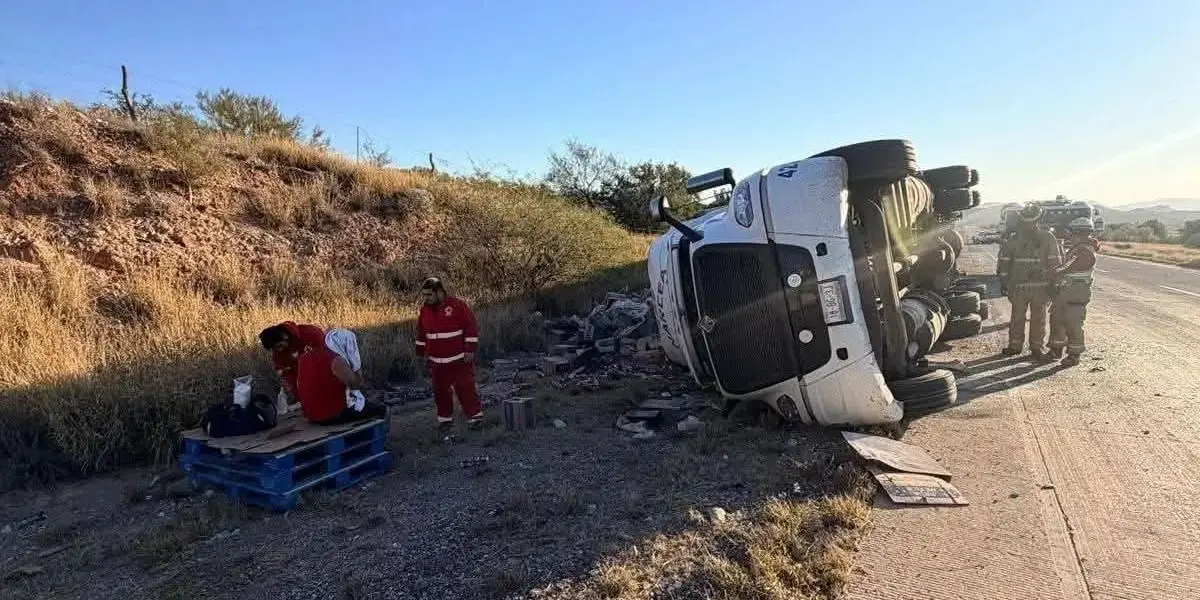 Vuelca tr&aacute;iler cargado de jugos en carretera Santa Ana – Altar