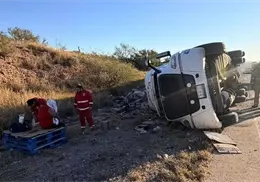 Vuelca tr&aacute;iler cargado de jugos en carretera Santa Ana – Altar