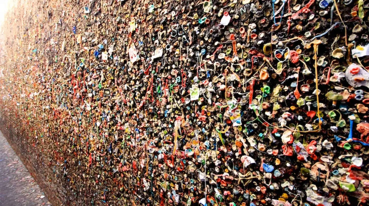 D&iacute;a Mundial del Chicle: Bubblegum Alley, el callej&oacute;n cubierto de gomas de mascar masticadas con una historia &uacute;nica