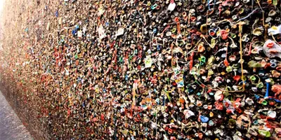 D&iacute;a Mundial del Chicle: Bubblegum Alley, el callej&oacute;n cubierto de gomas de mascar masticadas con una historia &uacute;nica