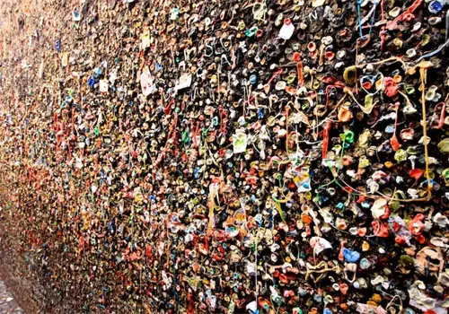 Día Mundial del Chicle: Bubblegum Alley, el callejón cubierto de gomas de mascar masticadas con una historia única Día Mundial del Chicle: Bubblegum Alley, el callejón cubierto de gomas de mascar masticadas con una historia única
