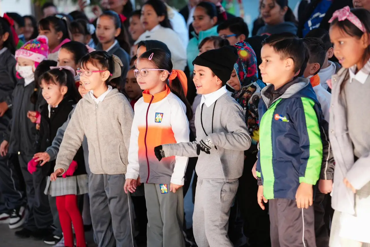 Esta asistencia corresponde a preescolar, primaria y secundaria de educaci&oacute;n p&uacute;blica y particulares de todo el Estado