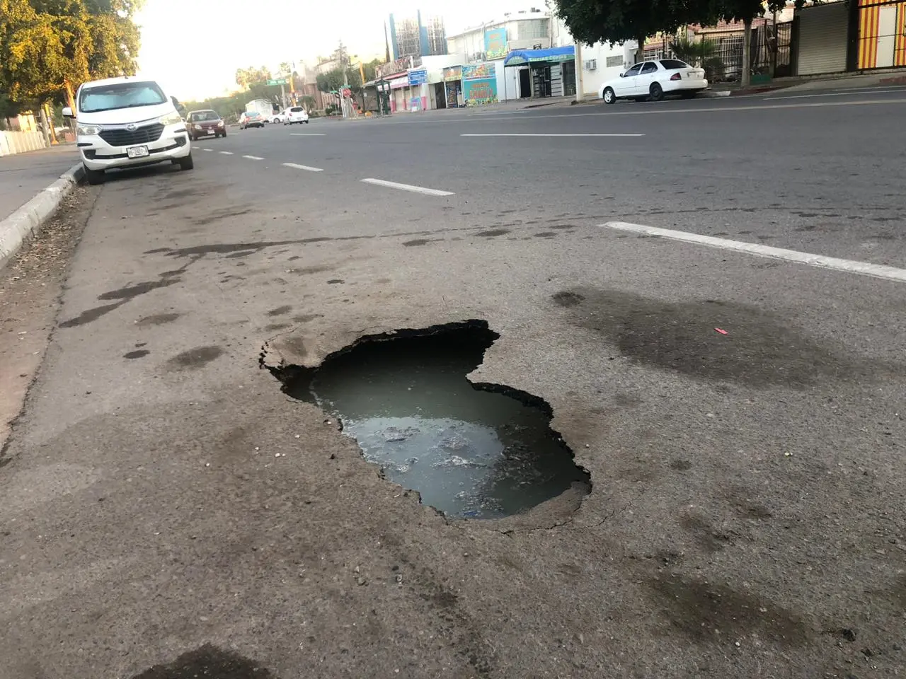 Alertan por socav&oacute;n en el centro de Cajeme; automovilistas deben extremar cuidados