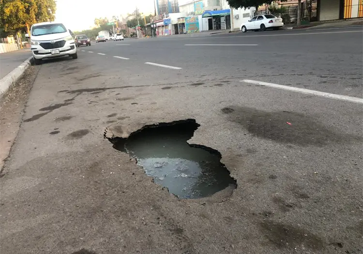 Alertan por socav&oacute;n en el centro de Cajeme; automovilistas deben extremar cuidados