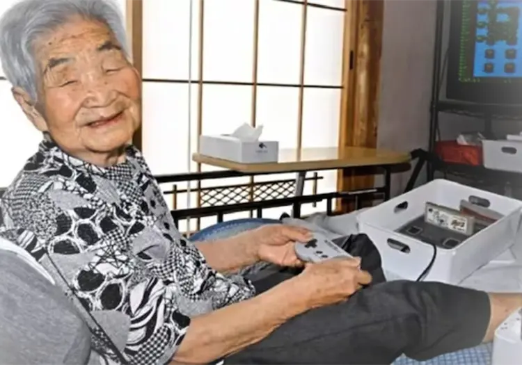 Abuelita de 100 a&ntilde;os afirma que sigue adelante gracias a los videojuegos