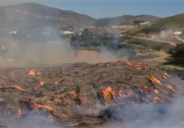 Fuerte incendio en procesadora de aserr&iacute;n en Tijuana sigue activo y tardar&iacute;a d&iacute;as en sofocarse