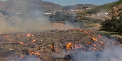 Fuerte incendio en procesadora de aserr&iacute;n en Tijuana sigue activo y tardar&iacute;a d&iacute;as en sofocarse