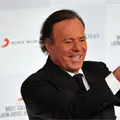 Julio Iglesias: resurgen videos de besos sin consentimiento tras denuncias de acoso sexual de exempleadas