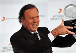Julio Iglesias: resurgen videos de besos sin consentimiento tras denuncias de acoso sexual de exempleadas