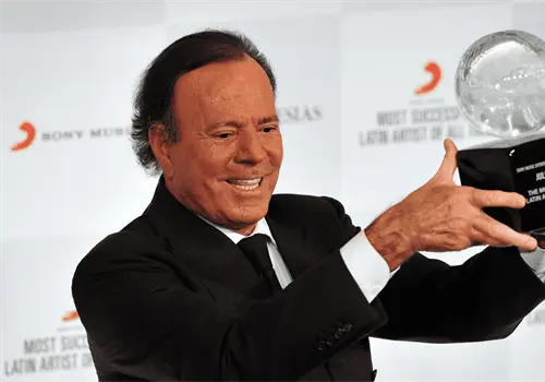 Julio Iglesias: resurgen videos de besos sin consentimiento tras denuncias de acoso sexual de exempleadas