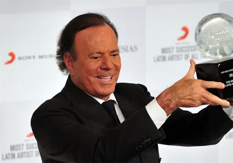 Julio Iglesias: resurgen videos de besos sin consentimiento tras denuncias de acoso sexual de exempleadas