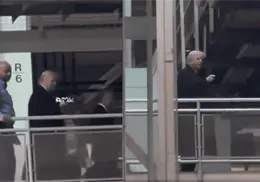 VIDEO | Trump responde con gesto obsceno a trabajador que lo vincul&oacute; con Epstein en planta de Ford