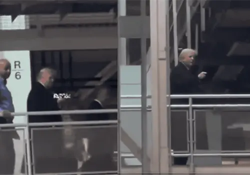 VIDEO | Trump responde con gesto obsceno a trabajador que lo vinculó con Epstein en planta de Ford VIDEO | Trump responde con gesto obsceno a trabajador que lo vinculó con Epstein en planta de Ford