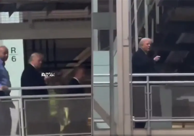 VIDEO | Trump responde con gesto obsceno a trabajador que lo vincul&oacute; con Epstein en planta de Ford