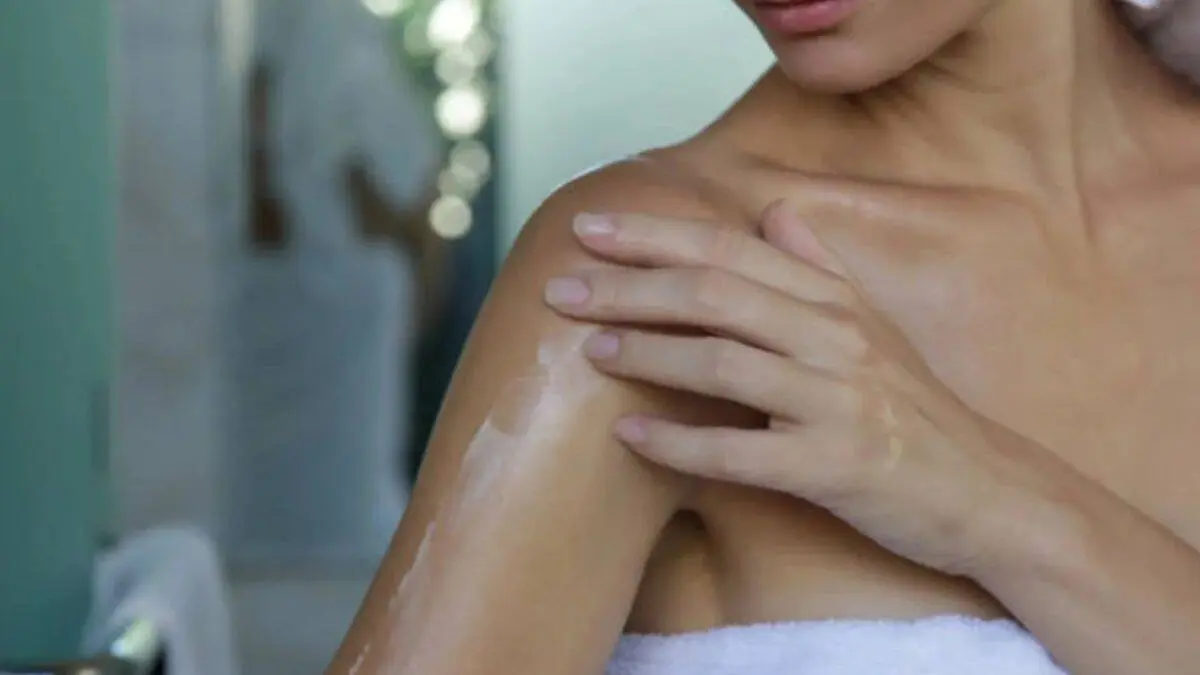 La xerosis cutánea es una condición en la que la piel pierde su hidratación natural y sus aceites protectores, lo que provoca sequedad