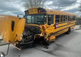 Coche y autob&uacute;s escolar chocan en Chicago y dejan a 11 personas hospitalizadas