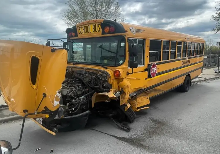 Coche y autob&uacute;s escolar chocan en Chicago y dejan a 11 personas hospitalizadas