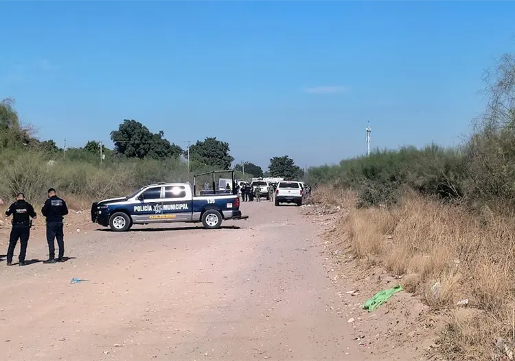Intensa movilizaci&oacute;n policial tras hallazgo de cuerpo en terreno bald&iacute;o
