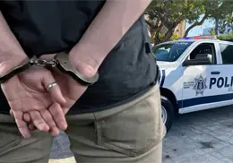 Escapa esposado del lugar donde estaba privado de su libertad y pide auxilio en un cami&oacute;n urbano; detienen a dos en Hermosillo