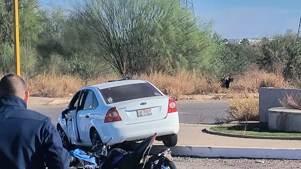Muere motociclista al impactarse contra un auto en Ciudad Obreg&oacute;n