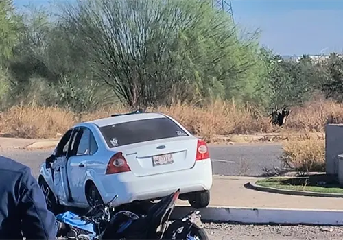 Muere motociclista al impactarse contra un auto en Ciudad Obreg&oacute;n