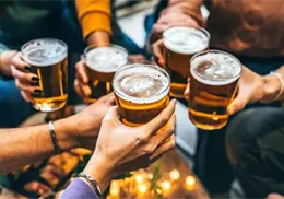 ¿Por qué el alcohol pega más fuerte con los años?: Esto es lo que cambia en tu cuerpo después de los 30