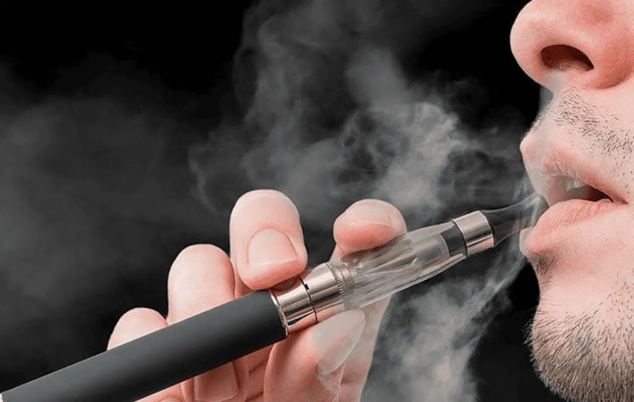 La prohibici&oacute;n aplica a todos los dispositivos electr&oacute;nicos para fumar, sin excepci&oacute;n.