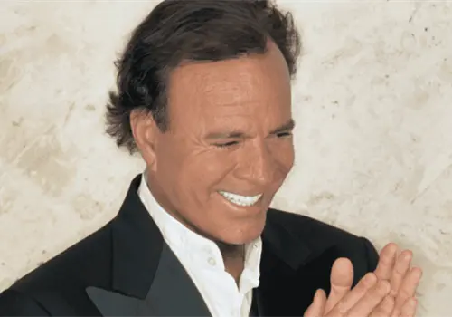 Julio Iglesias rompe el silencio y niega acusaciones de violencia sexual